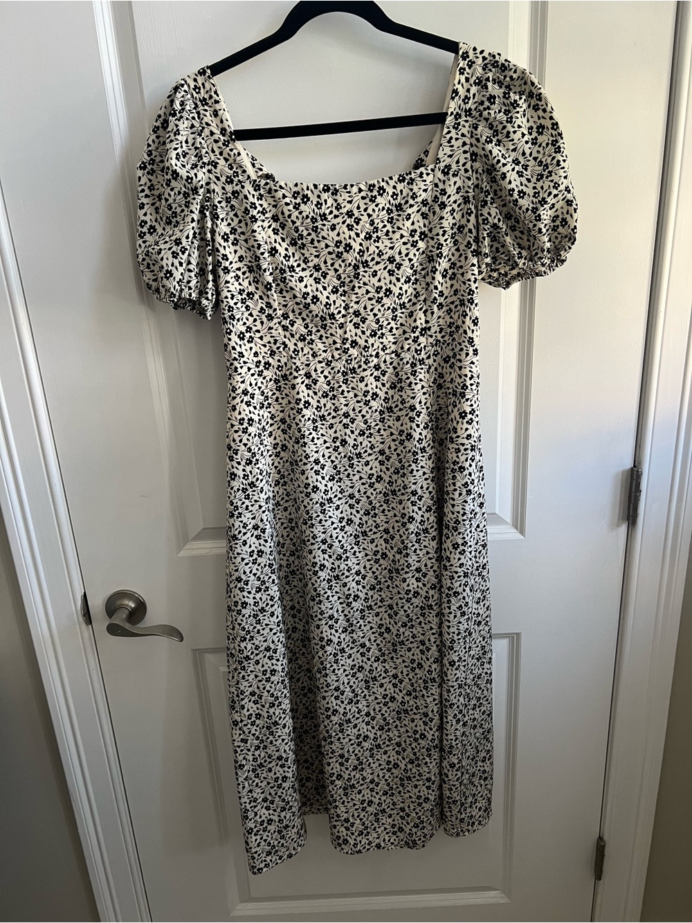 Altar’d State Floral Square-Neck Puff Sleeve MIDI Dress in White/Black - Picture 3 of 5